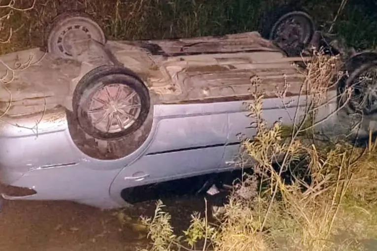 Iba con su familia, intentó estacionar sobre la banquina y cayó a una alcantarilla con agua