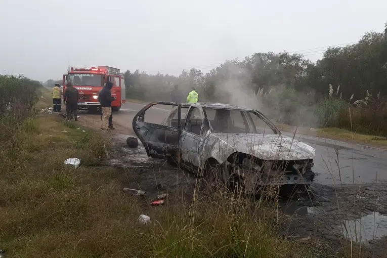 Un auto impactó contra un bache y luego se incendió: hubo pérdidas totales