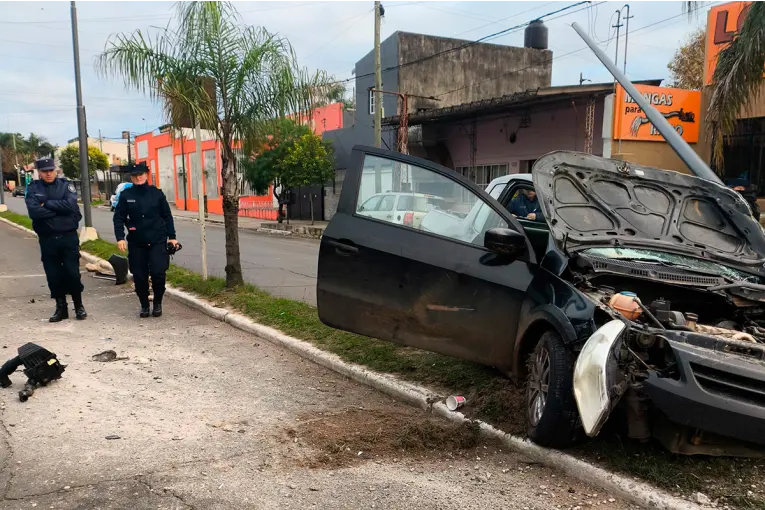 Conductor destrozó su camioneta al chocarla contra una columna de alumbrado
