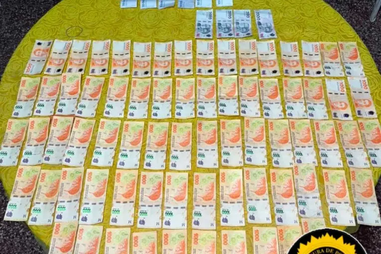 Detuvieron a una mujer tras robar dinero en un bar y esconderlo en la pata de una mesa