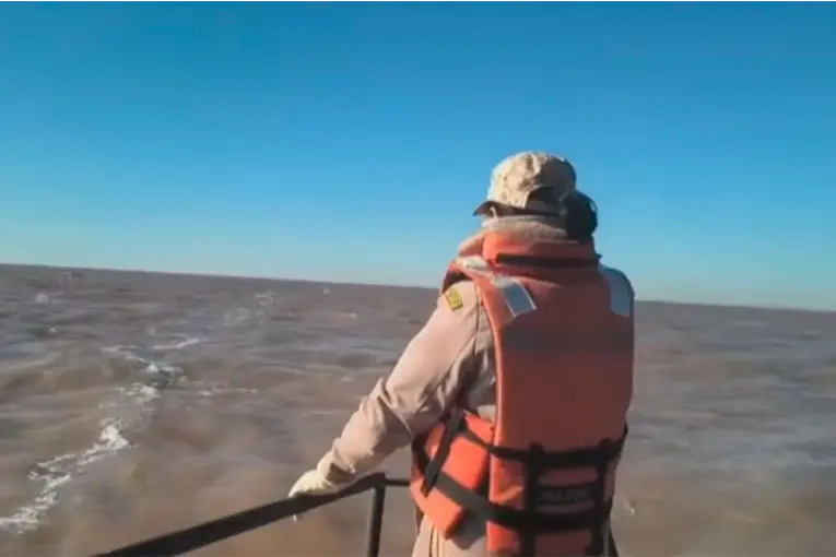 Intensa búsqueda de un grupo de pescadores desaparecidos en el Río de la Plata