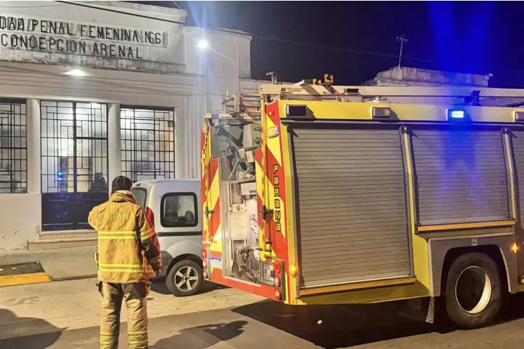 Un cortocircuito en un freezer provocó un incendio en la cárcel de mujeres de Paraná