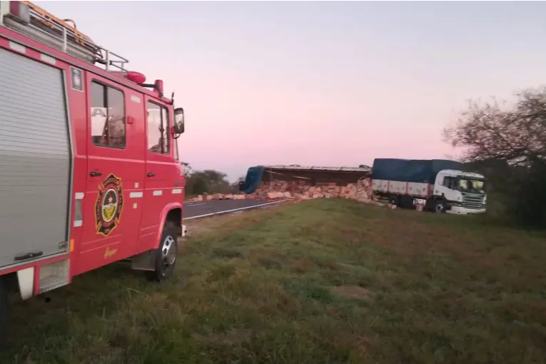 Un camión despistó, volcó y provocó un corte total en la Ruta 12