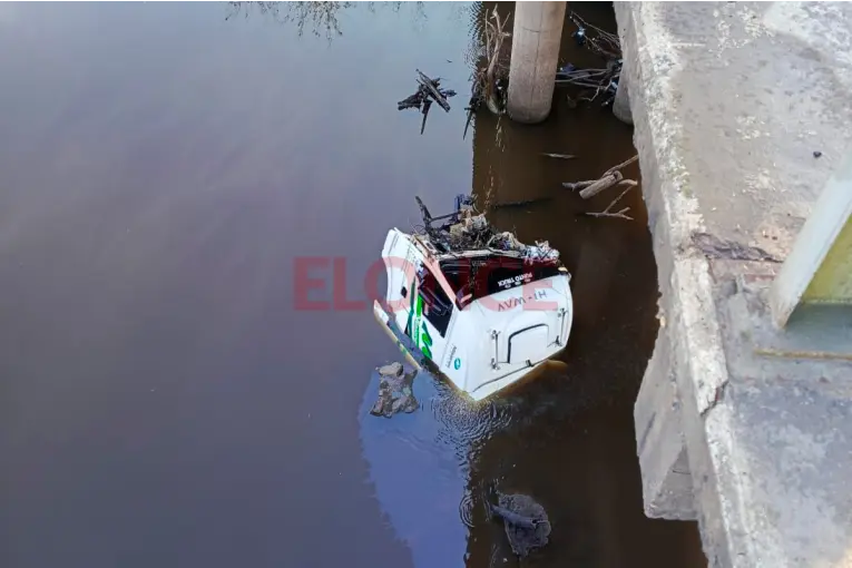 Camión chocó una maquinaria, cayeron de un puente y ambos conductores sobrevivieron