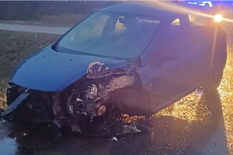 Un auto chocó con un camión en la Ruta 14 tras ingresar por un acceso no habilitado