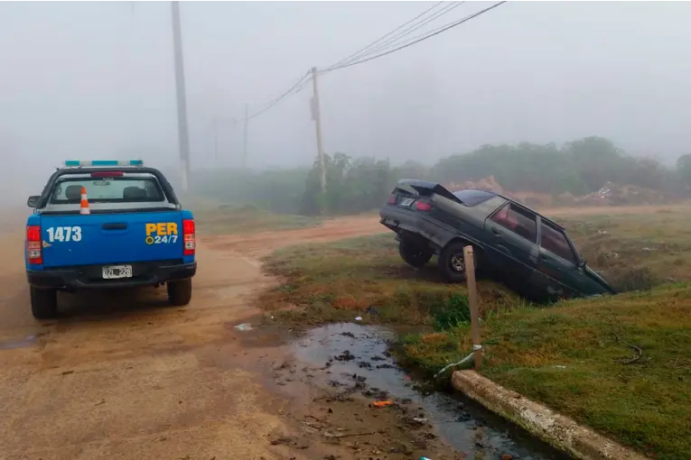 Un auto cayó en una zanja en Concordia: la conductora adujo que fue por la niebla