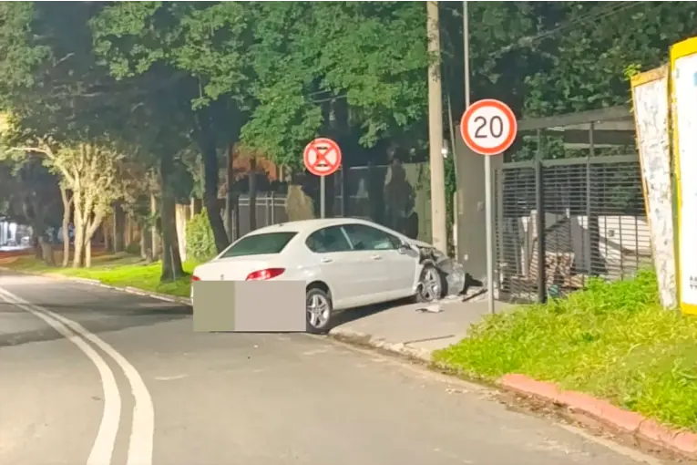 Perdió el control del auto y chocó contra la casilla de gas de una vivienda en Paraná