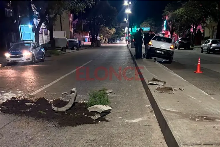 Conductor ebrio, se montó al cantero central de Avenida Ramírez y chocó contra una plantera