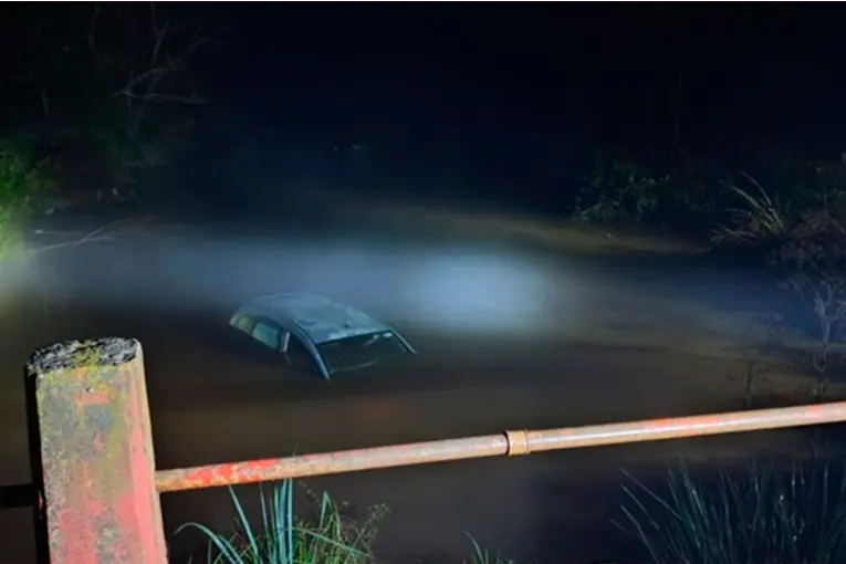 Un auto despistó, cayó a un arroyo y sus ocupantes fueron rescatados por un familiar