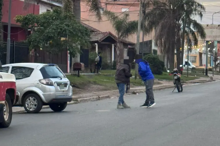 Ingresaba el auto al garaje, no pudo frenarlo y chocó a una moto: una mujer está internada en estado crítico