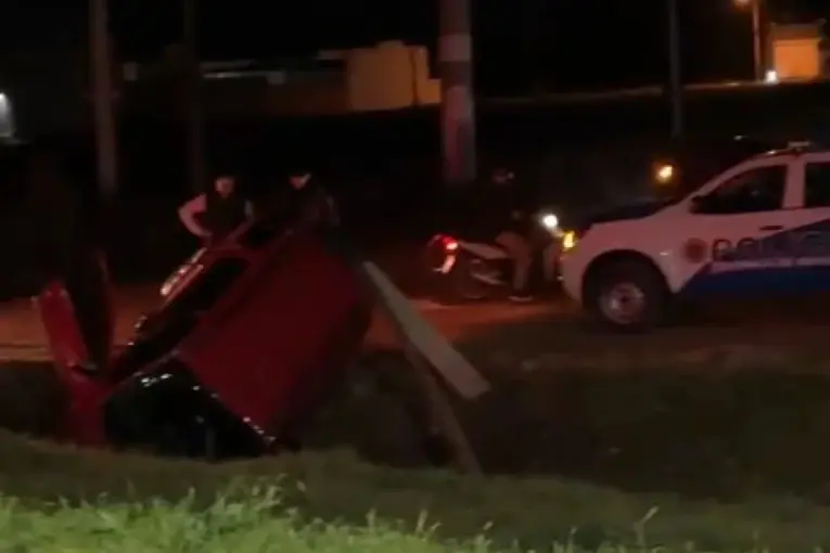 Un auto despistó y terminó en un zanjón en el acceso a Concepción del Uruguay: rescataron a una pareja