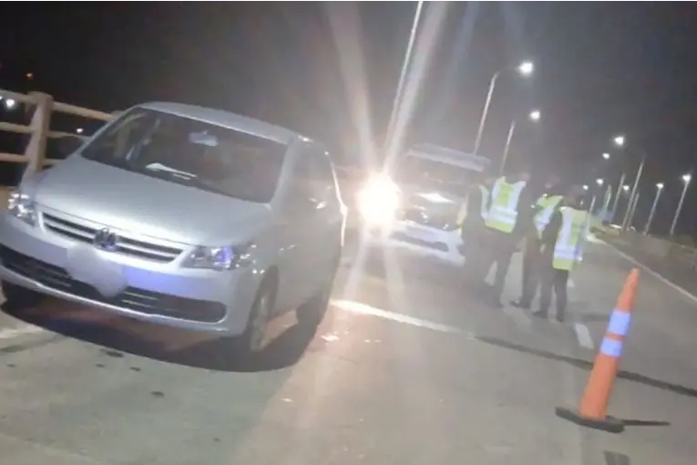 Hallaron un auto abandonado en Ruta 168 y buscan a su propietario que sería de Paraná