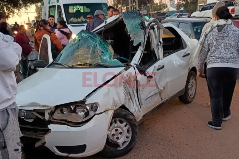 Operario ebrio al volante de una retroexcavadora chocó varios autos y fue detenido en Concordia