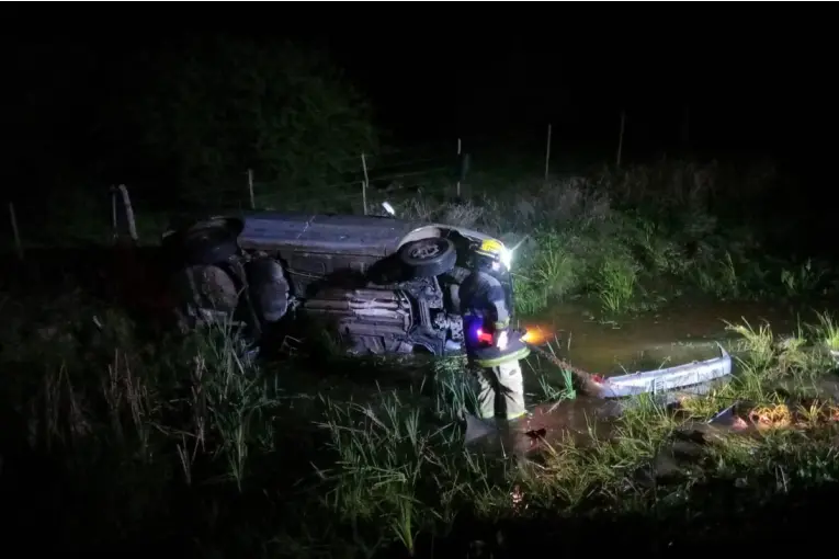 Perdieron el control del auto en Ruta 14, volcaron y terminaron en un bañado