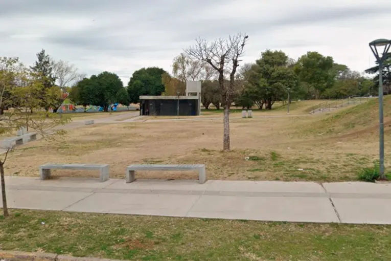 Detuvieron a una mujer por realizar grafitis en los baños de la plaza Mujeres Entrerrianas  