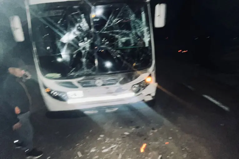 Dos colectivos chocaron en una rotonda en Concordia: uno de los vehículos había tenido una falla mecánica