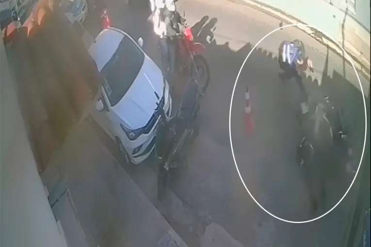 Video: motociclistas chocaron a un policía para escapar de un control en Paraná