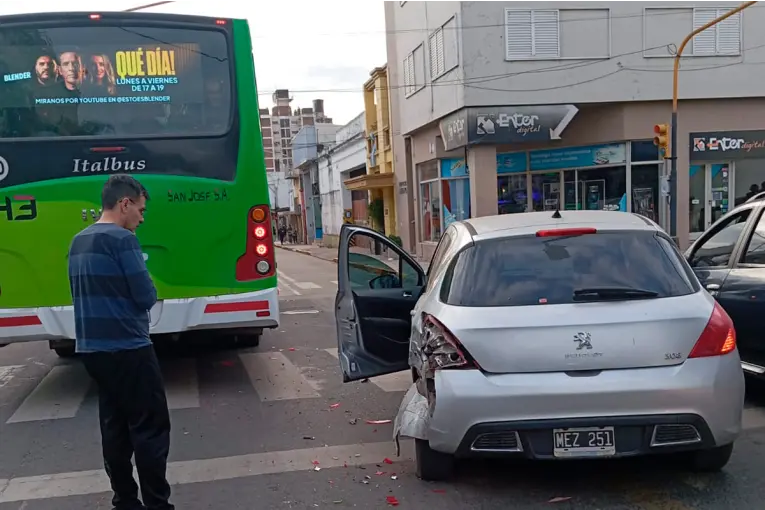 Chocaron un colectivo y un auto en transitada esquina céntrica de Paraná