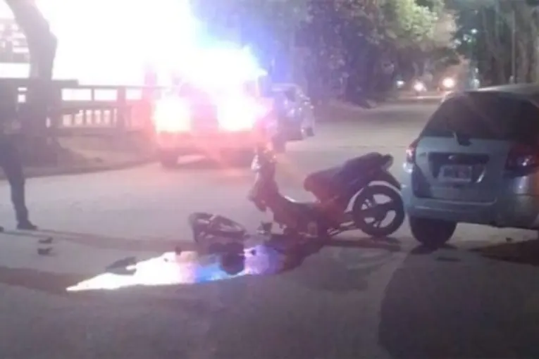 Motociclista sufrió lesiones graves tras chocar con un auto en Colón: retuvieron la moto