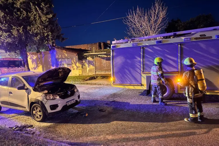 Bomberos controlaron un principio de incendio en un automóvil en Paraná