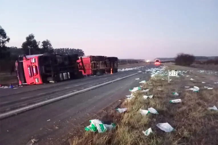 Camión cargado con bolsas de polietileno volcó en la autovía Artigas