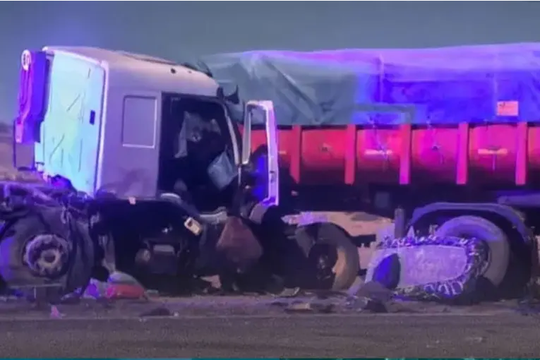 Dos camiones chocaron de frente en la Ruta 52 y un chofer murió atrapado en la cabina