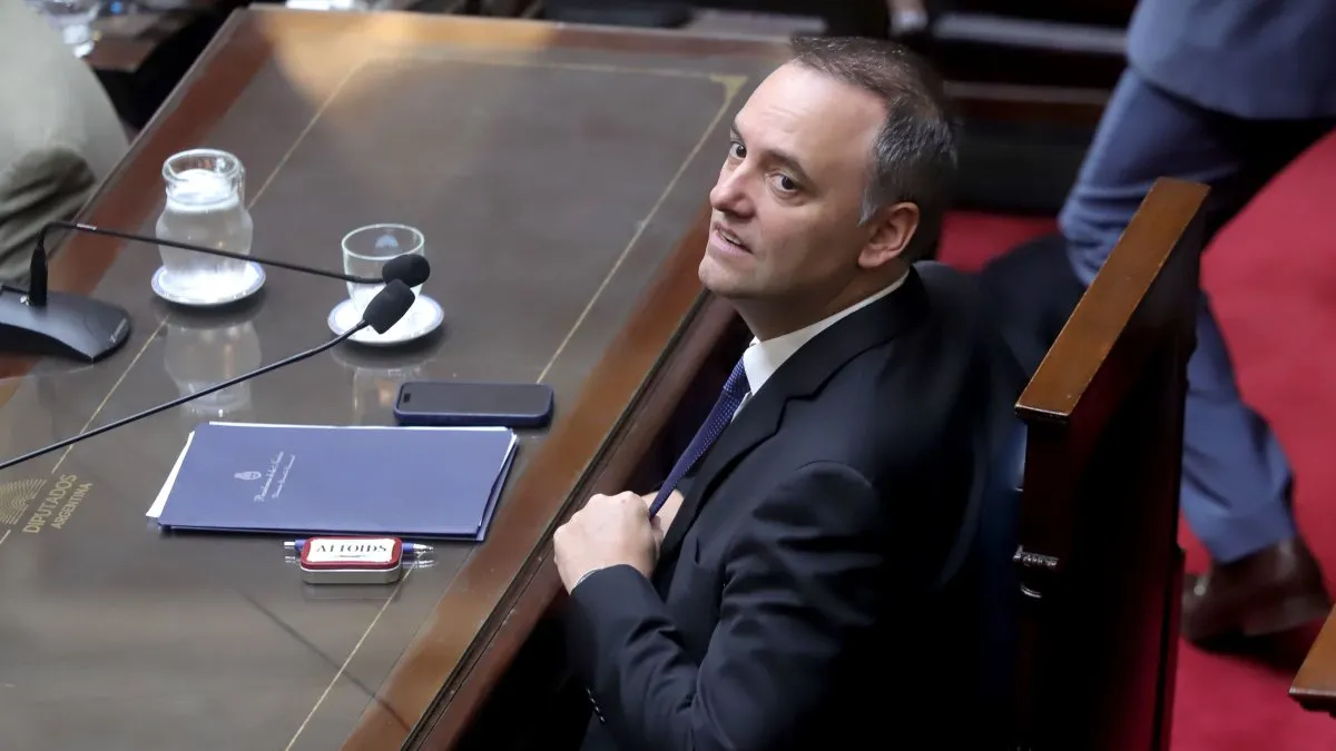 El Gobierno habilita fondos y busca contener a provincias aliadas en medio del caso Adorni