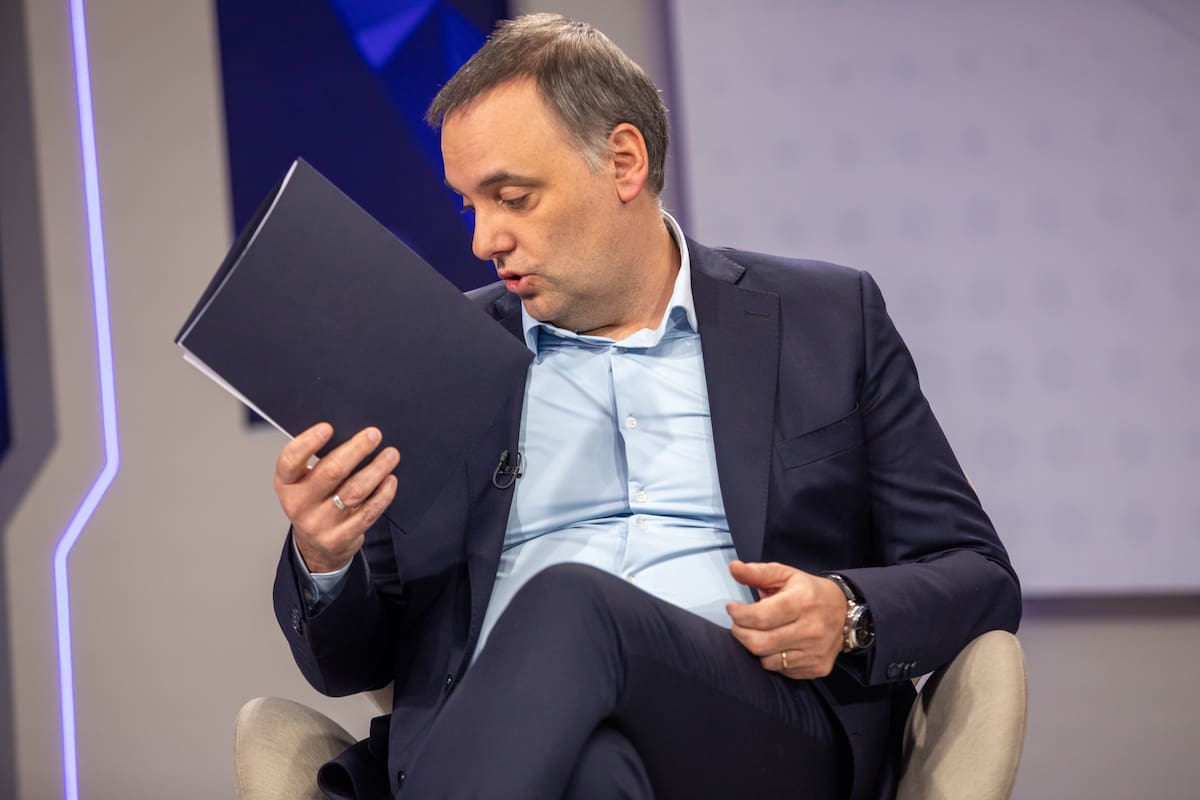 En efectivo. Tres sommiers, sábanas y almohadas: la compra de más de $8 millones que se suma a la lista de gastos de Adorni