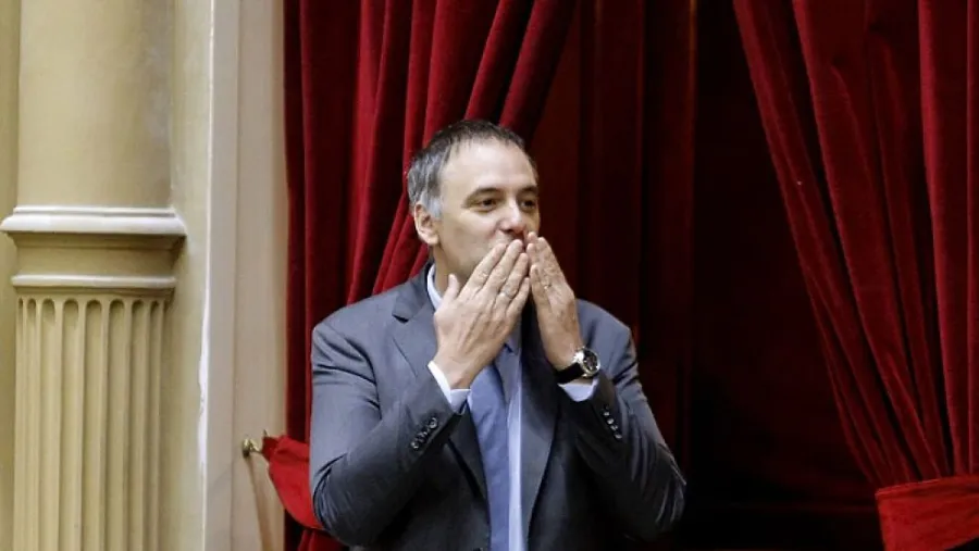 Tras la renuncia, un denunciante pide la detención de Manuel Adorni por posible riesgo de fuga