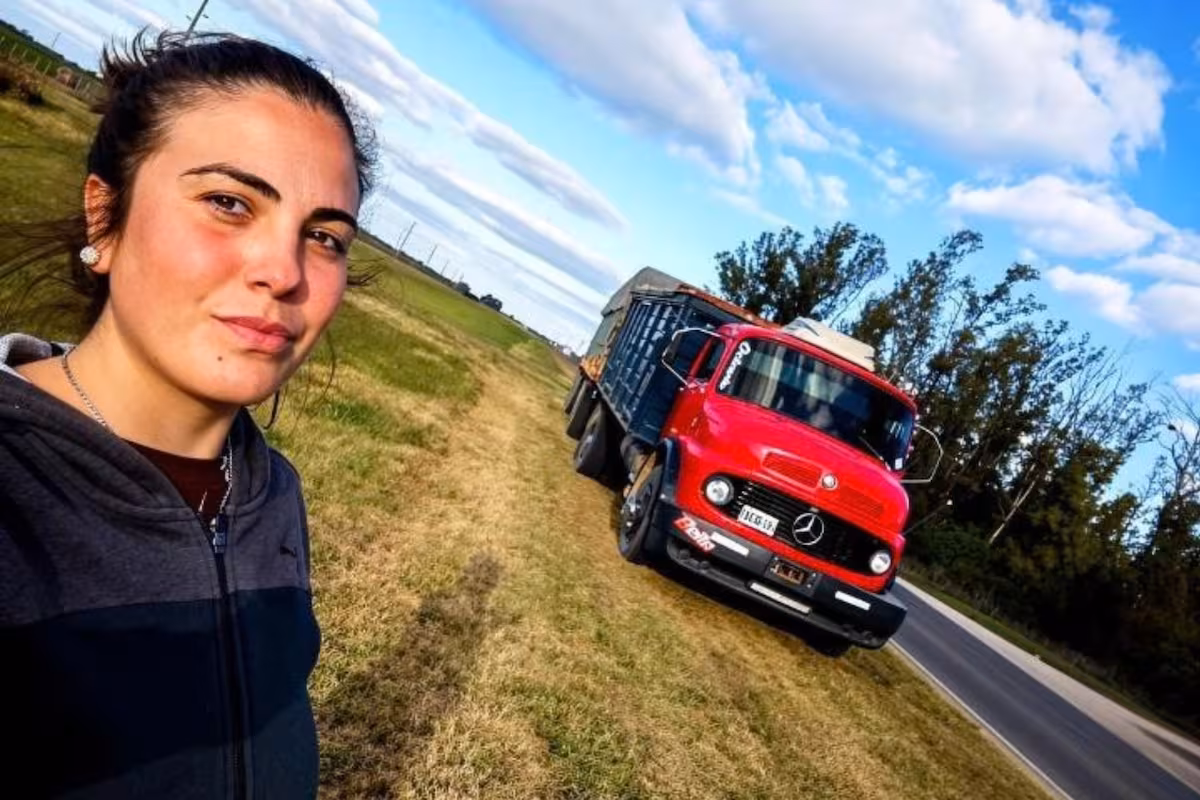 “Lo hago por ellos”: tiene 24 años, trabaja con un camión, quiere una casa para sus hijos y la acompaña una historia conmovedora