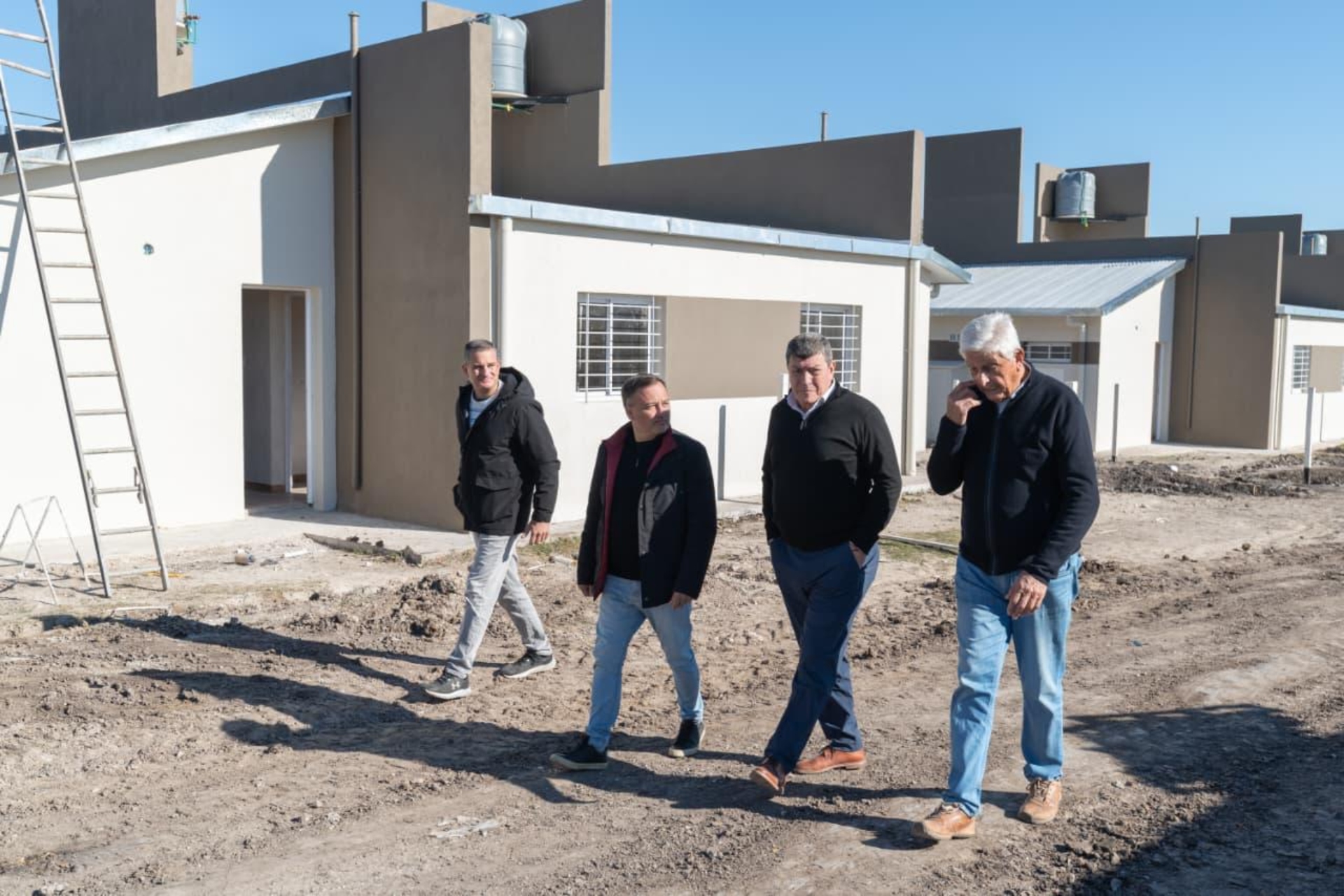 Autoridades recorrieron las viviendas que se construyen en Piedras Blancas