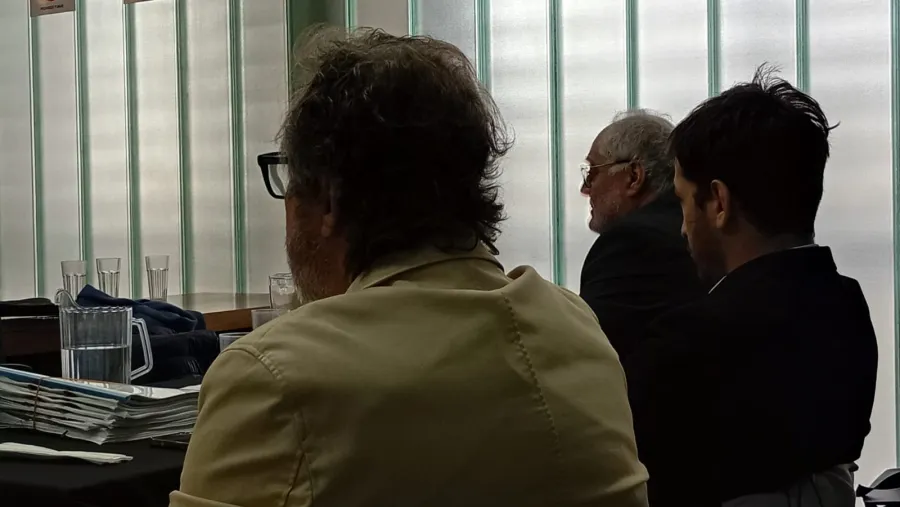Causa contratos: defensores ofrecen datos que probarían la hipótesis del desfalco, pero con otros responsables