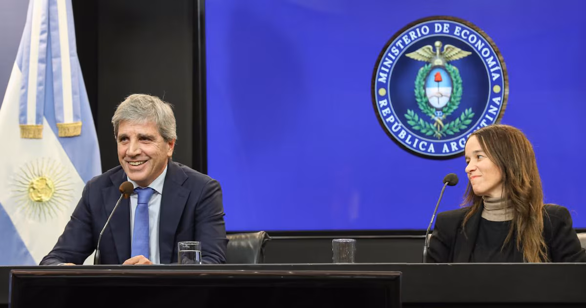 Multas automáticas por atrasarse ante ARCA: cómo es el proyecto para graduarlas que recibió Caputo tras la fuerte suba