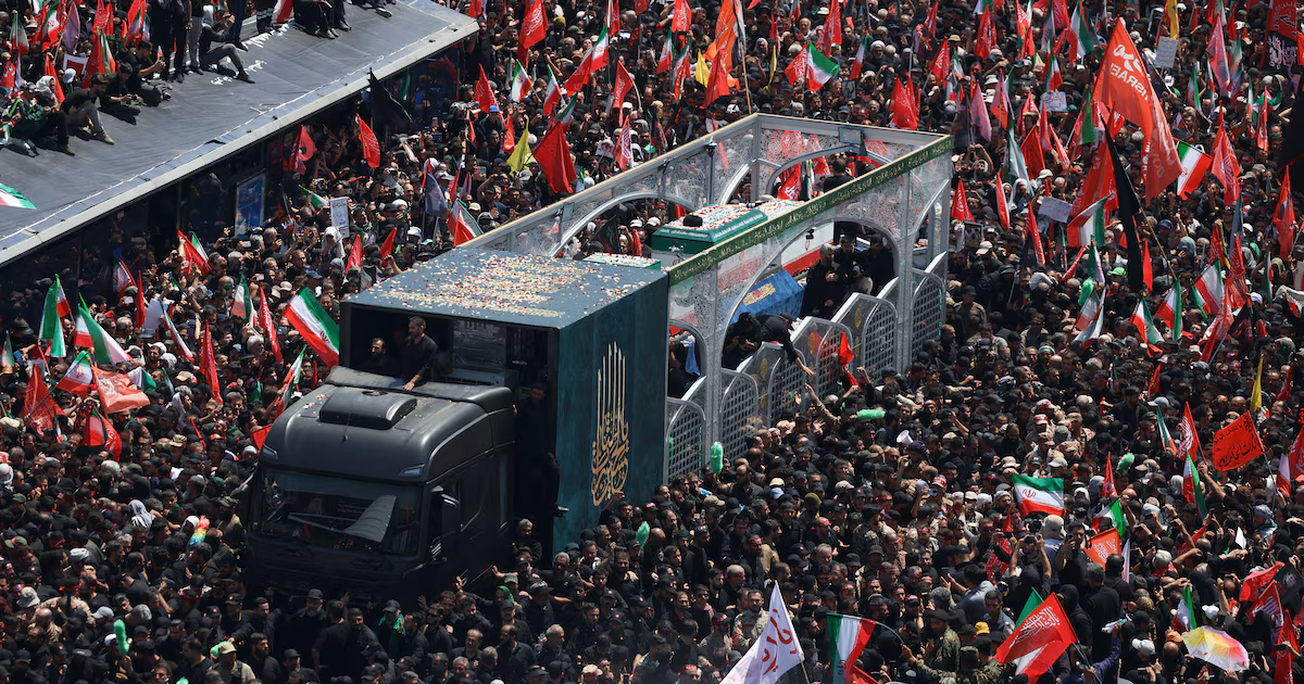 El régimen de Irán enterró a Ali Khamenei tras la nueva escalada de enfrentamientos con Estados UnidosLa emisora estatal IRIB confirmó el final de la ceremonia y señaló que “el cuerpo del líder mártir de la Revolución Islámica fue enterrado en la sala conmemorativa del santuario del Imam Reza”