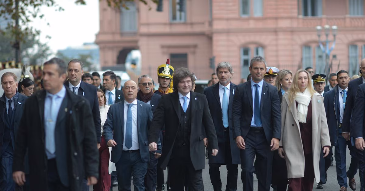 Javier Milei en el Tedeum, en vivo: Jorge Macri encabezó el izamiento de la Bandera Nacional en Plaza de Mayo
