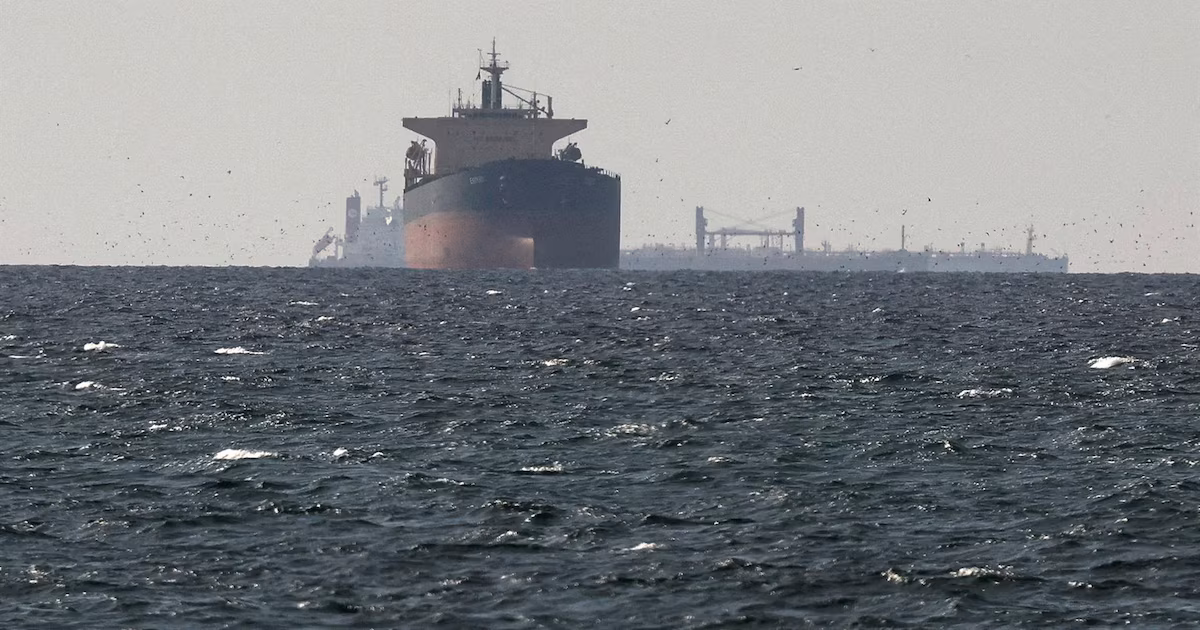 Un petrolero fue alcanzado por un proyectil no identificado frente a la costa de Omán en el estrecho de OrmuzLa agencia marítima británica informó que el ataque ocurrió a ocho millas náuticas al este de Limah, cerca de la costa omaní, cuando el buque navegaba hacia el sur