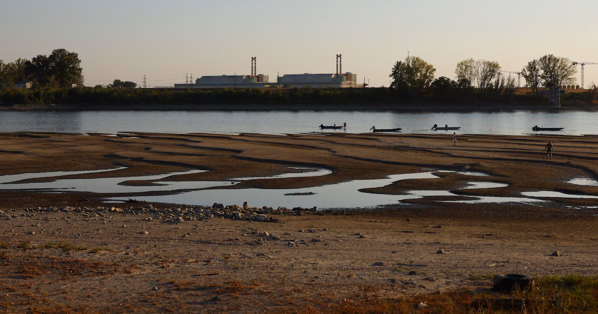 Hungría se enfrenta al cierre de su central nuclear por la persistente ola de calor en EuropaLa planta de Paks, que aporta cerca del 40% de la electricidad del país, ya funciona a menos de la mitad de su potencia y podría permanecer fuera de servicio durante varias semanas