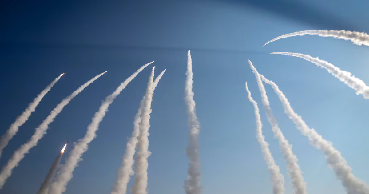Irán amplío sus ataques contra posiciones de EEUU en Medio Oriente con ataques a bases en Jordania, Kuwait y BahréinEl Ejército iraní llevó adelante una nueva ola de bombardeos tras la séptima ofensiva de Washington completada sobre el país persa. Diversas instalaciones estadounidenses fueron objetivos del régimen durante la madrugada de este sábado