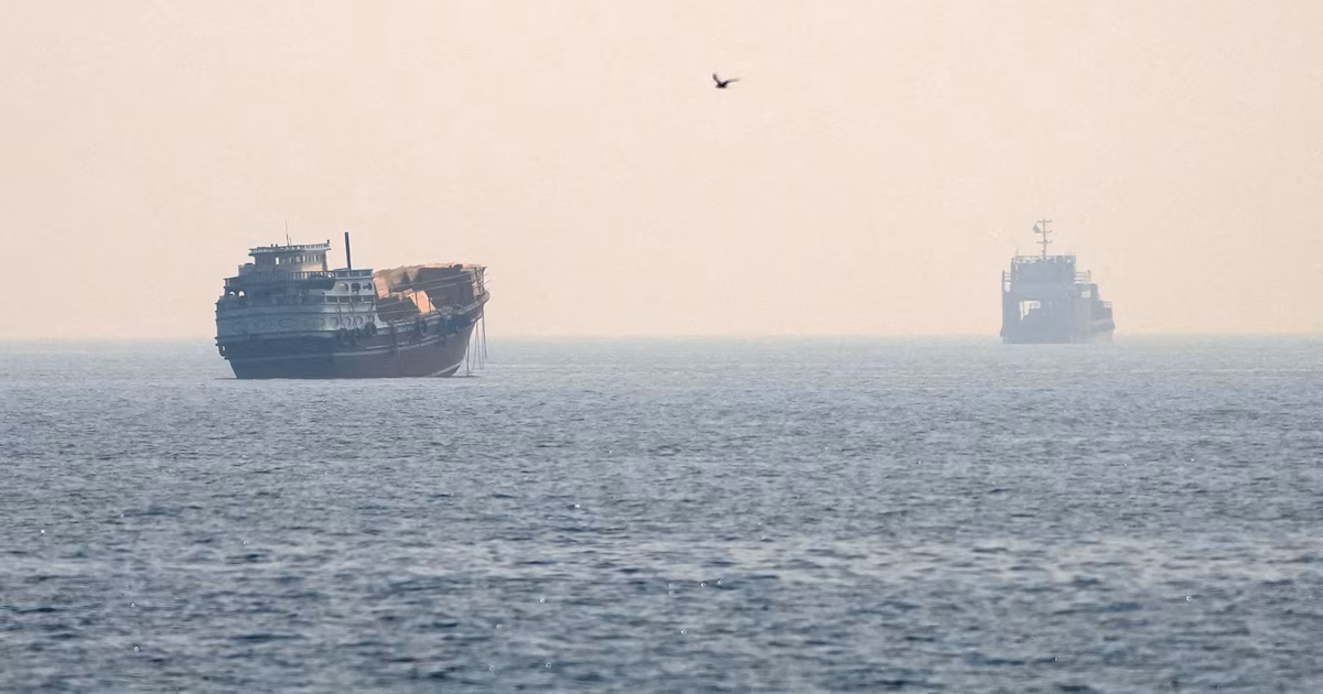 ¿Por qué el régimen de Irán está dispuesto a arriesgarse a una nueva escalada para mantener el control del estrecho de Ormuz?La importancia que Teherán asigna a la vía marítima quedó reflejada esta semana, cuando fuerzas iraníes dispararon contra embarcaciones que cruzaban la vía sin su autorización. El episodio derivó en un intercambio de disparos con Washington y volvió a poner bajo presión el acuerdo de paz provisional alcanzado tras la guerra