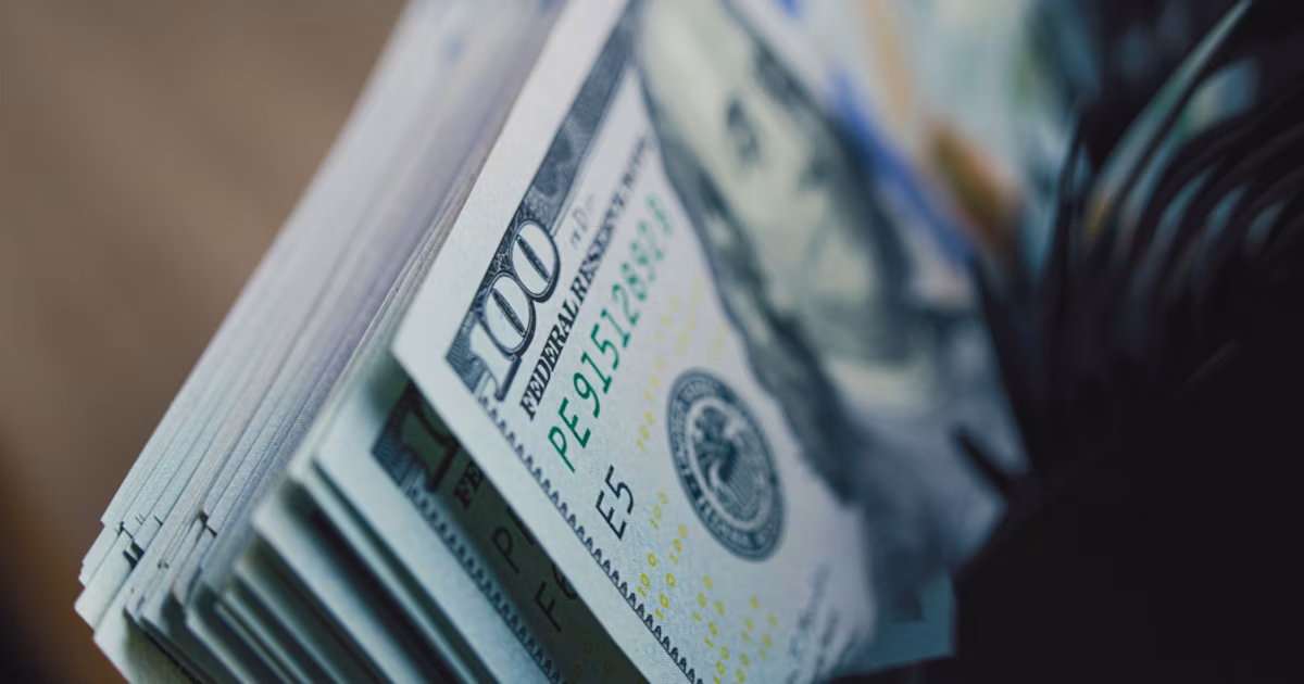 El dólar bajó por tercer día consecutivo y volvió a quedar por debajo de la inflación en julio