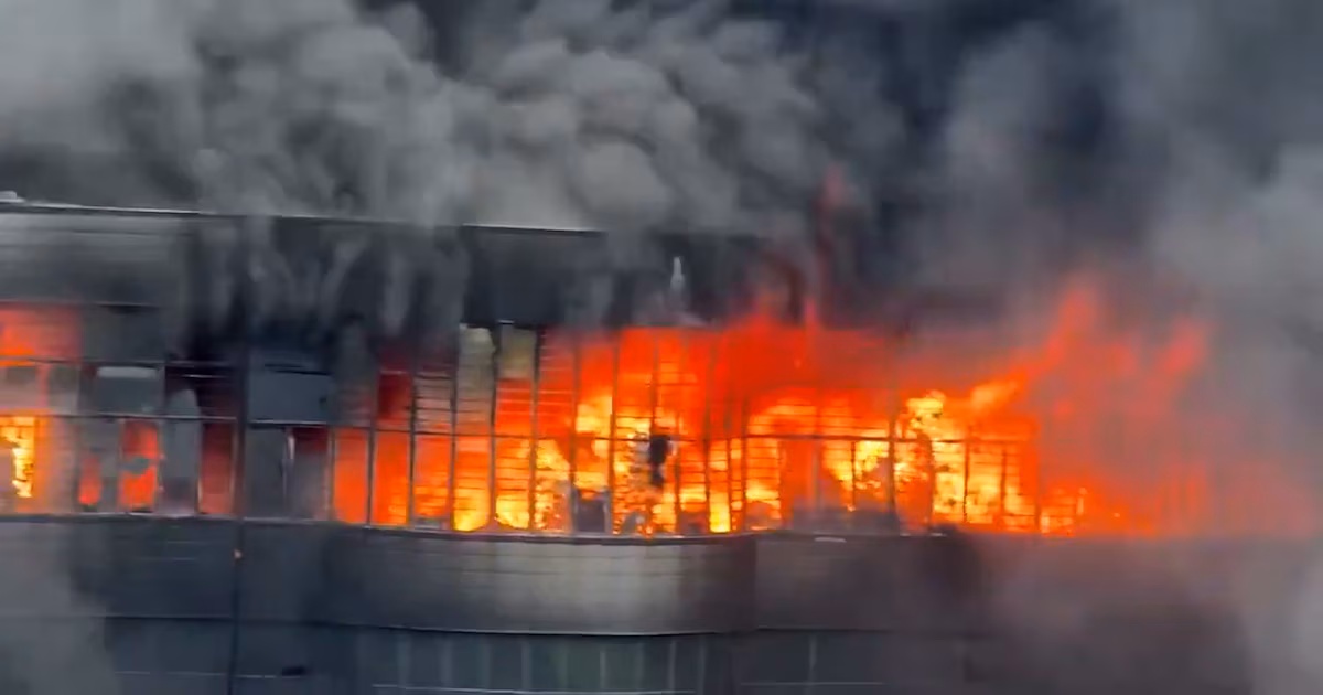 China: un devastador incendio en una fábrica de calzado dejó al menos 28 muertosMás de 180 bomberos combatían las llamas en Jinjiang, donde varias personas quedaron atrapadas mientras el fuego se propagaba por los pisos inferiores del edificio