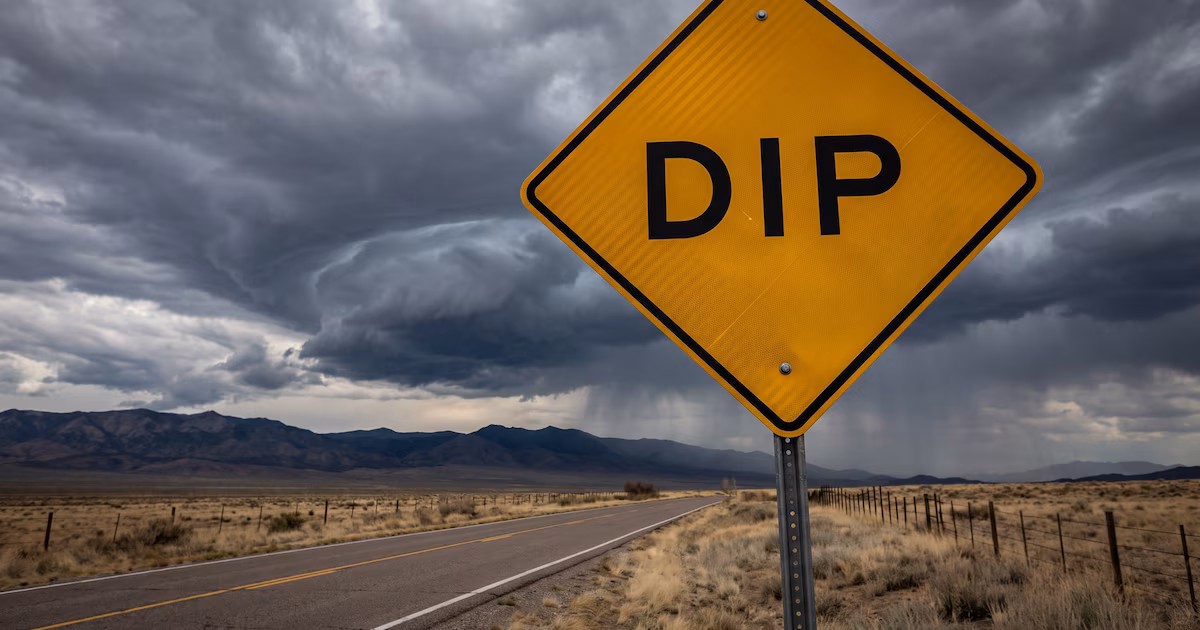 Qué advierte la señal “DIP”: el rombo amarillo que sorprende en rutas de Estados UnidosEn la normativa vial norteamericana, este símbolo tiene un propósito específico para evitar accidentes y daños en caminos con desniveles. Cómo reconocerlo y por qué es clave reducir la velocidad al encontrarlo