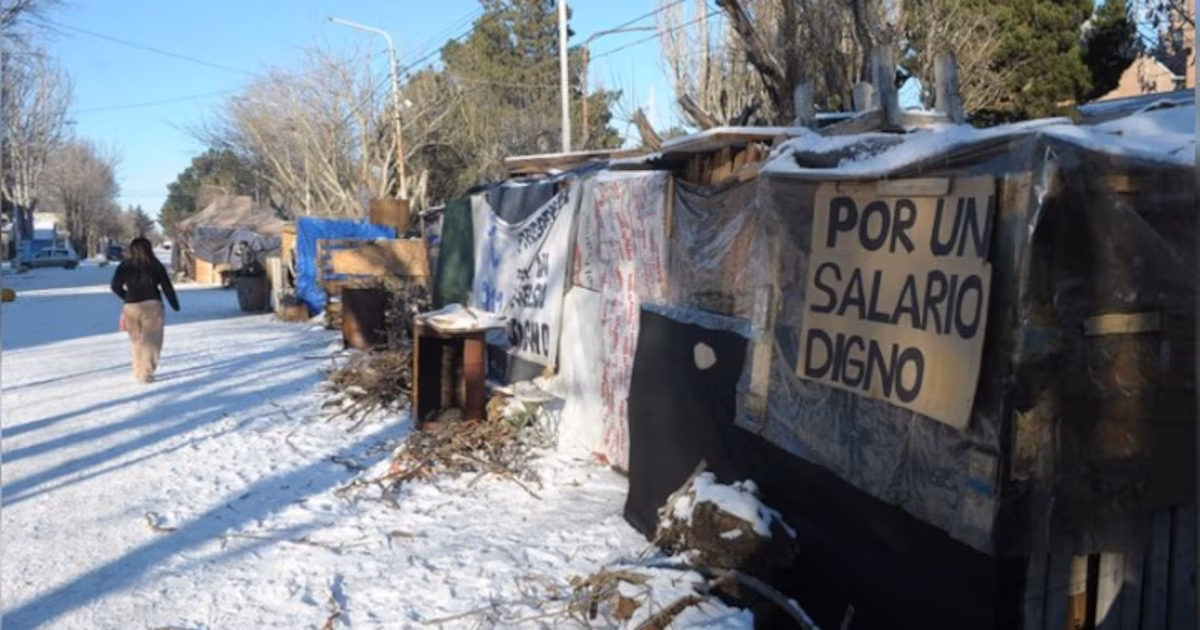 Pese al aumento decretado por Claudio Vidal, policías de Santa Cruz mantienen el acampe y el reclamo salarial