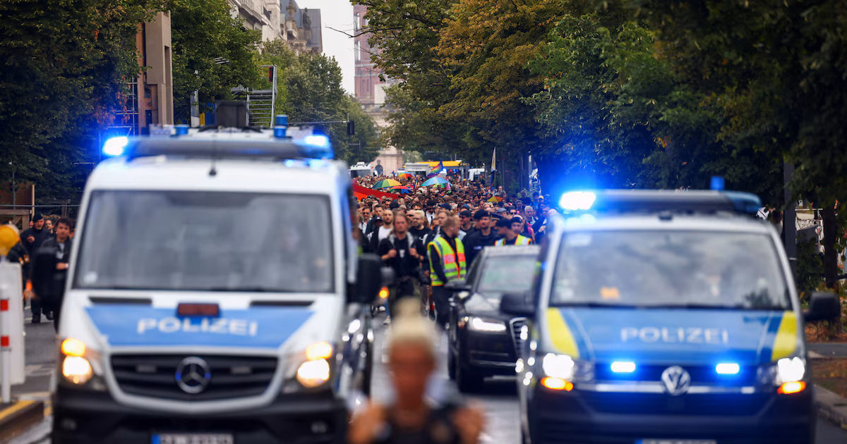 El principal sospechoso del ataque en la fiesta del Orgullo LGBT de Berlín fue abatido por la PolicíaLas autoridades informaron que el hombre murió durante un operativo de captura, después de que presuntamente se abalanzara con un arma blanca contra agentes de una unidad especial