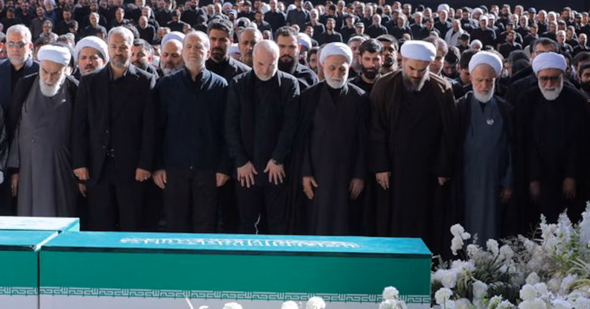 Tres hijos de Khamenei participaron del funeral del fallecido líder supremo en Teherán, pero no así su sucesor MojtabaMasoud, Meysam y Mostafa, quienes no habían sido vistos desde la guerra, estuvieron presentes en el segundo de los tres días dispuestos por la República Islámica para despedir al ayatollah, abatido el 28 de febrero durante un ataque conjunto entre EEUU e Israel