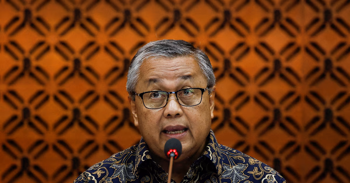 Renunció el gobernador del Banco de Indonesia y crecen las dudas sobre la independencia de la entidad ante los inversoresEl ministro de la Secretaría de Estado, Prasetyo Hadi, confirmó la dimisión durante una conferencia de prensa celebrada antes de la apertura de los mercados financieros en Yakarta y explicó que Perry Warjiyo presentó su renuncia mediante una carta dirigida al presidente Prabowo Subianto