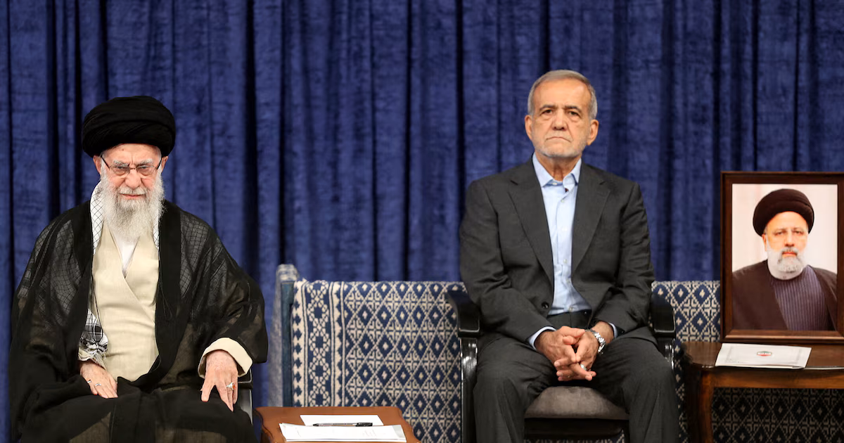El presidente de Irán criticó a la televisión estatal por la edición de las conversaciones entre Khamenei y Estados UnidosLa oficina presidencial denunció que un fragmento clave de una entrevista al mandatario, tras conversaciones con las altas esferas del poder iraní, fue omitido durante la transmisión. “Él nos indicó que fuéramos a negociar”, sostuvo Masud Pezeshkian sobre sus dichos suprimidos en relación al ex líder supremo