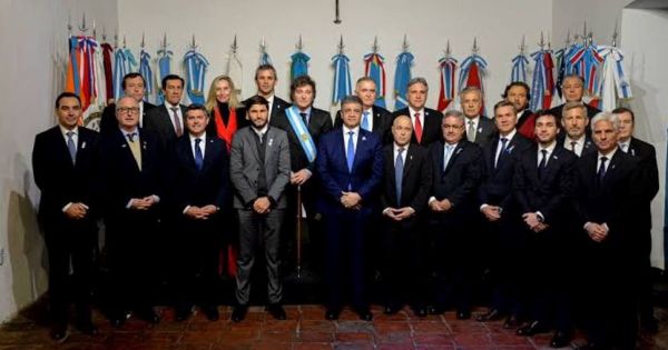 VIGILIA Milei viaja a Tucumán y busca una nueva foto con gobernadores
