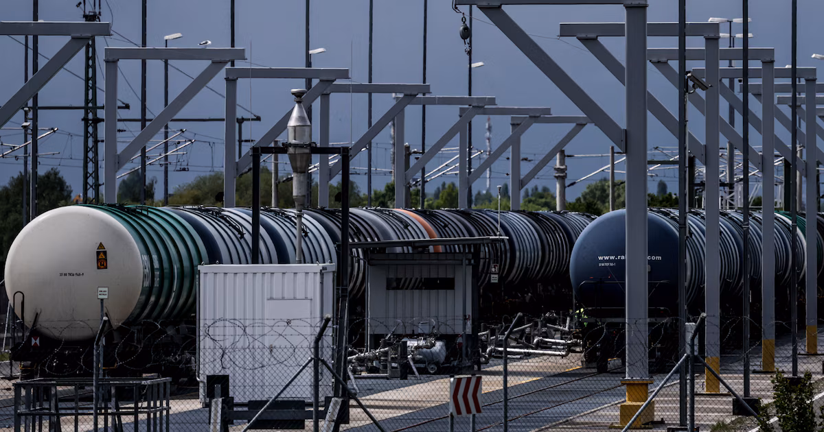 El petróleo subió casi 5% por la escalada entre Estados Unidos e IránEl barril de Brent cerró en USD 88,10 y el WTI terminó en USD 82,49, mientras crecen los temores a cortes del transporte marítimo y ambos marcadores acumulan más de 15% semanal