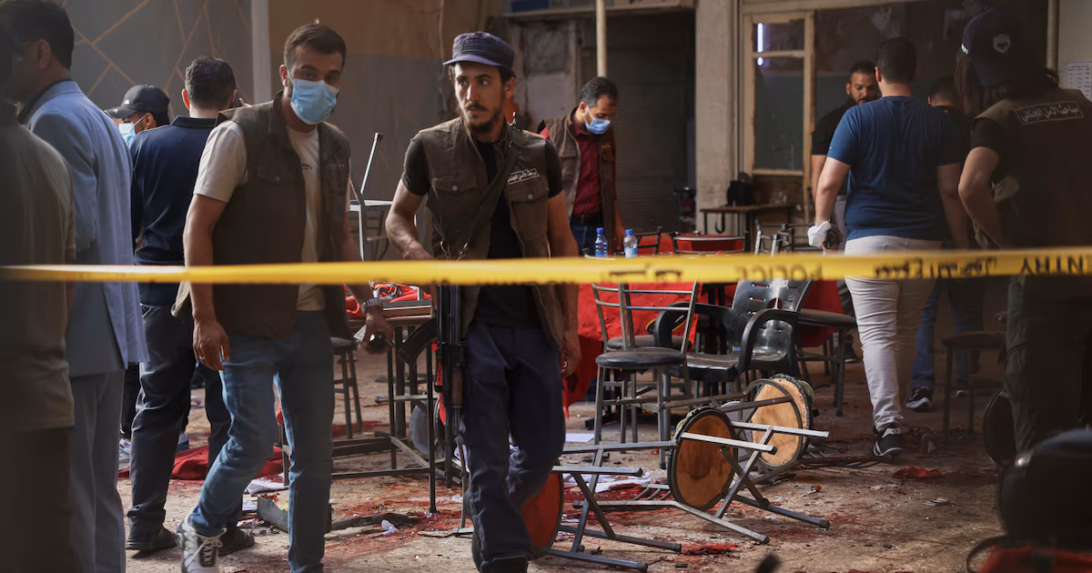 Siria detuvo a la célula responsable de los atentados de Damasco que dejaron un muerto durante la visita de MacronLas autoridades sirias realizaron redadas simultáneas en cuatro barrios de la capital, dos de ellos con población alauita, para capturar a los autores de las explosiones del 7 de julio, las segundas en una semana en el centro de Damasco